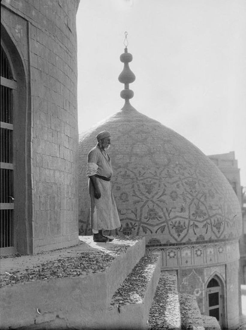 كاميرا 964 تعيد تصوير أرشيف الحيدرخانه.. المؤذن يحاكي لقطة عمرها 90 عاماً (صور)