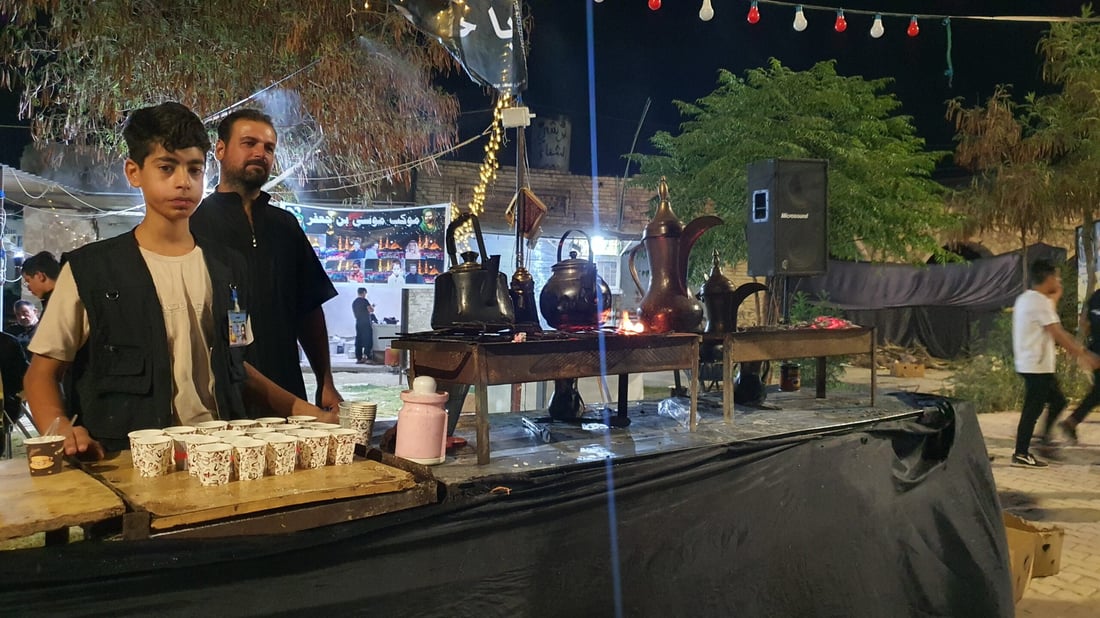 صور: مواكب تلعفر توزع كل شيء من الفجر حتى منتصف الليل.. والمطاعم شبه مغلقة