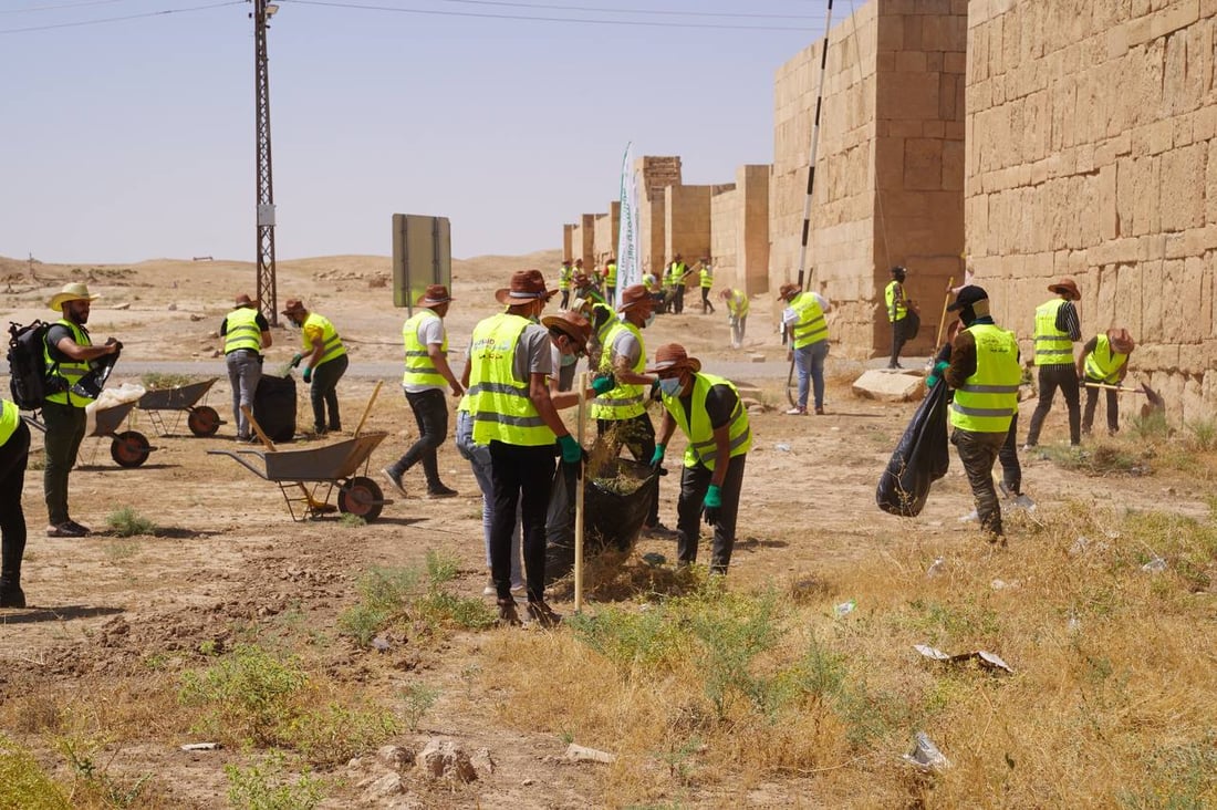 صور: شبان الموصل ينيرون مملكة الحضر ويكنسون شوارعها.. “ننتظر السياح”