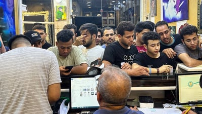 صور من الليلة الماضية: طوابير أمام مقاهي الإنترنت للتقديم على وظائف الداخلية