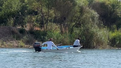 پەیامنێرمان وەک ئەندامێکی تیمە خۆبەخشەکان بەدوای تەرمی مێردمنداڵەکەدا دەگەڕێت
