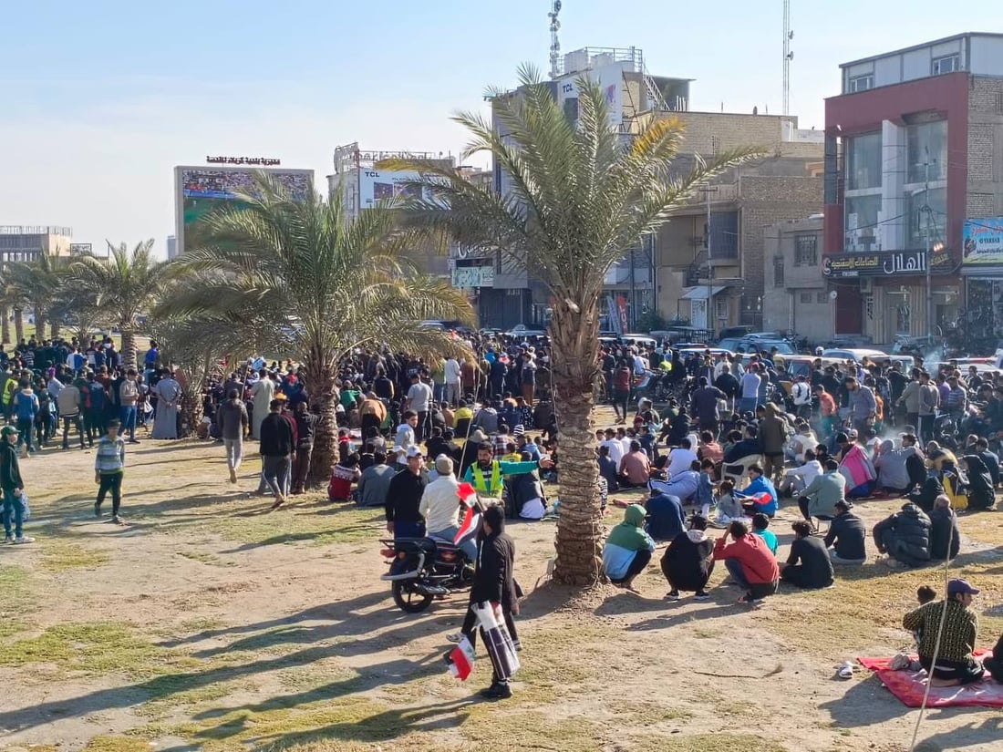 جماهير كربلاء تشاهد مباراة العراق وفيتنام عبر الشاشات العملاقة في حي رمضان (صور)