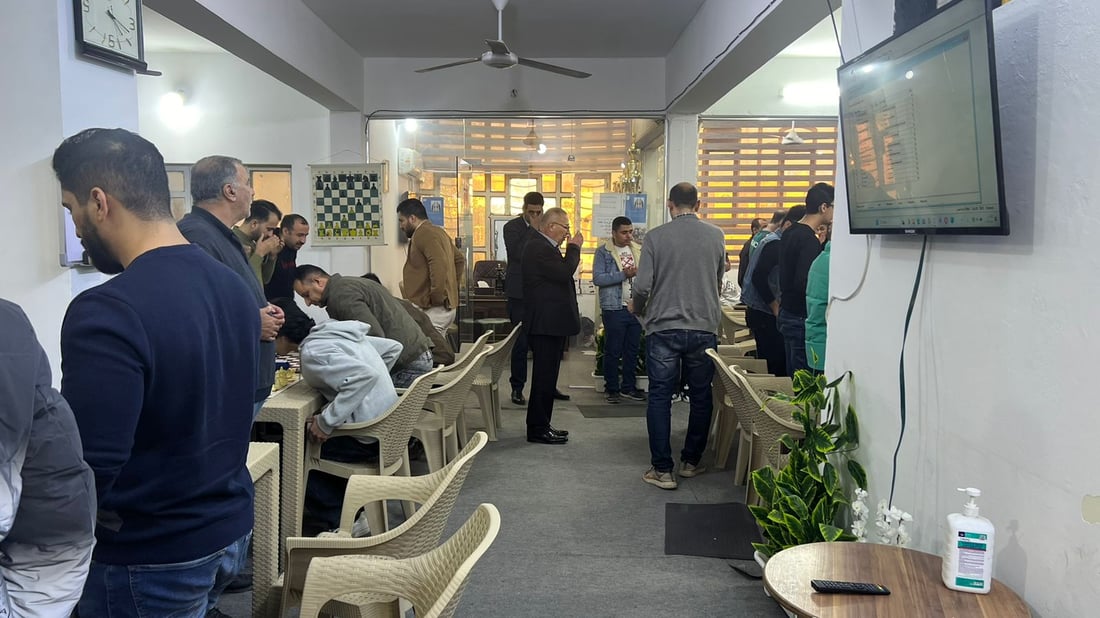 مركز في حي القاهرة يدرّب الشطرنج ويحتفي بعيد الجيش على الطريقة السويسرية (صور)