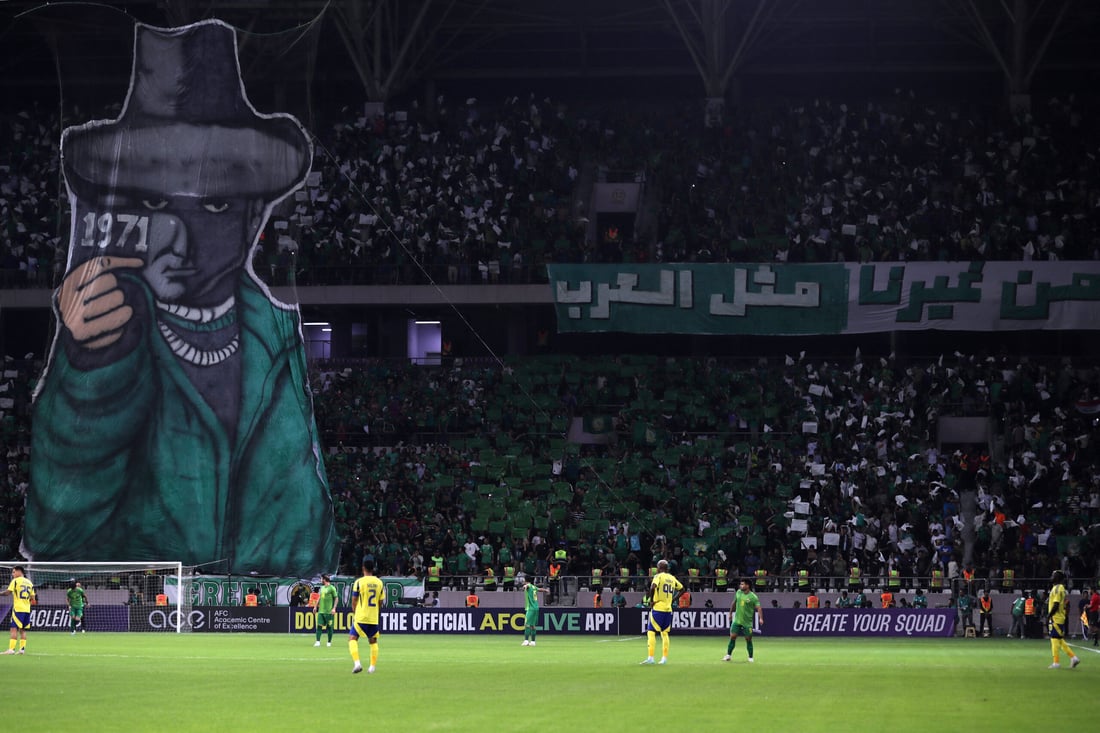 Shorta supporters cheer during the AFC Champions League Elite West Region football match between Iraq's Al-Shorta and Saudi Arabia's Al-Nassr (Photo by AHMAD AL-RUBAYE / AFP)