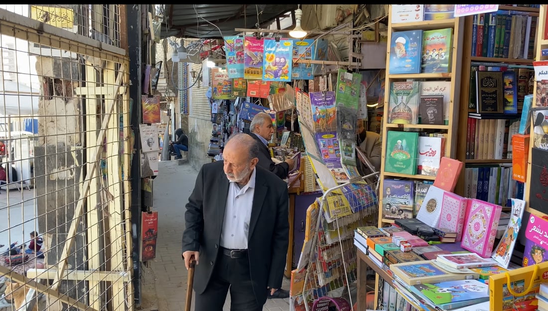 النجف تقرأ “روايات برشلونة” وتلاحق “فن قراءة العقول”.. مكتبات سوق الحويش