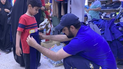 يد الخير في كربلاء قبل العيد.. ملابس من ماركات راقية لأطفال الصم والبكم (صور)