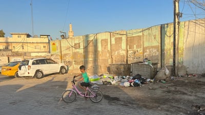 المتجاوزون في الطوبجي منزعجون من تراكم القمامة والبلدية أرسلت إشعاراً (صور)