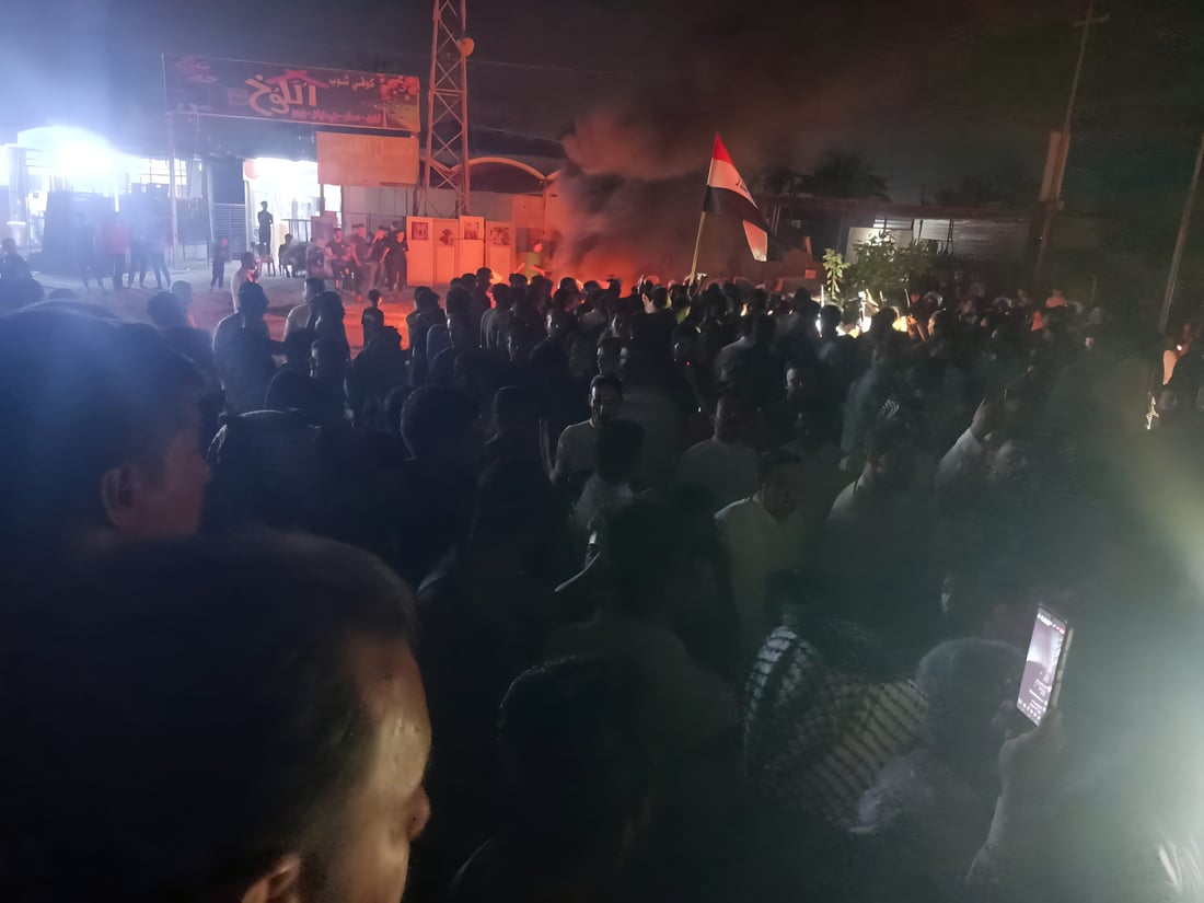 صور ليلية: المتظاهرون عزلوا الديوانية عن النجف بالنار.. المحافظ يتصل ويطلب مهلة