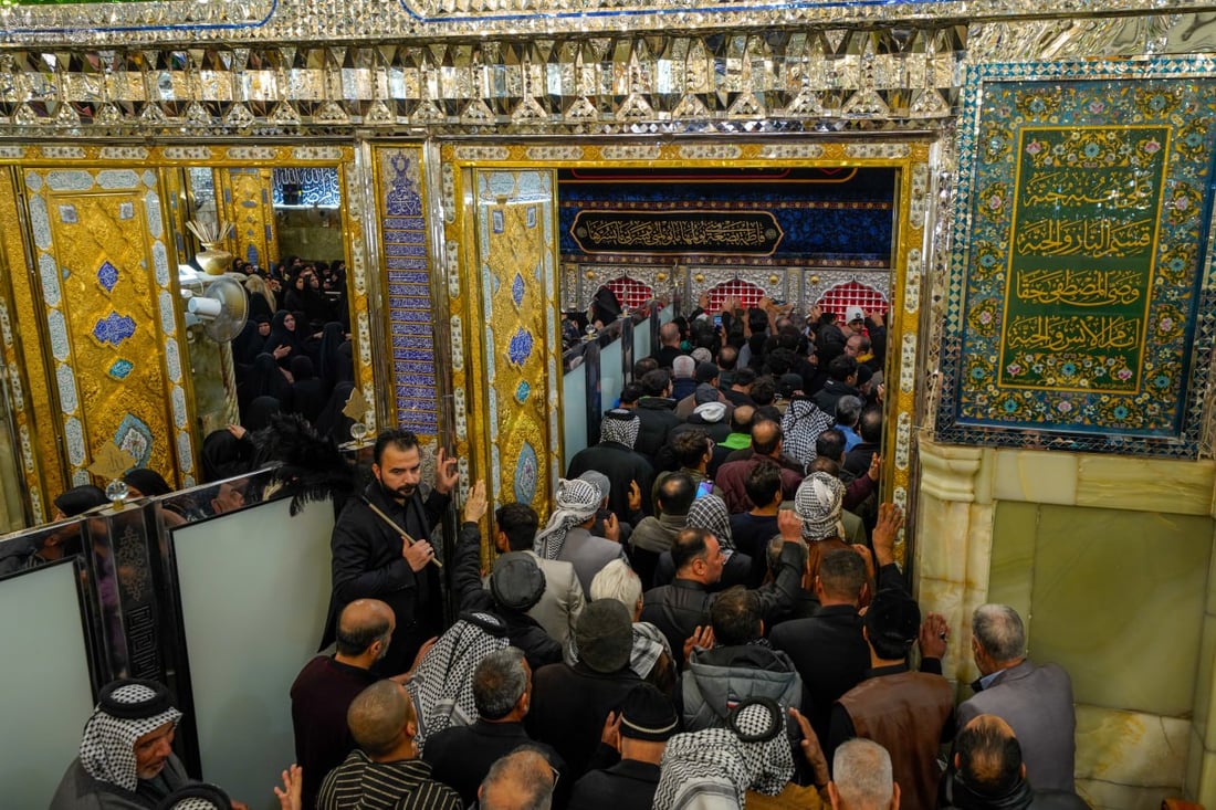 صور: ليلة حزينة في صحن الإمام علي.. حشود الزائرين يحيون ذكرى الزهراء
