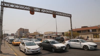 شارع بغداد مغلق والبديل طريق الجوازات.. زحامات في البصرة مع عودة الدوام (صور)