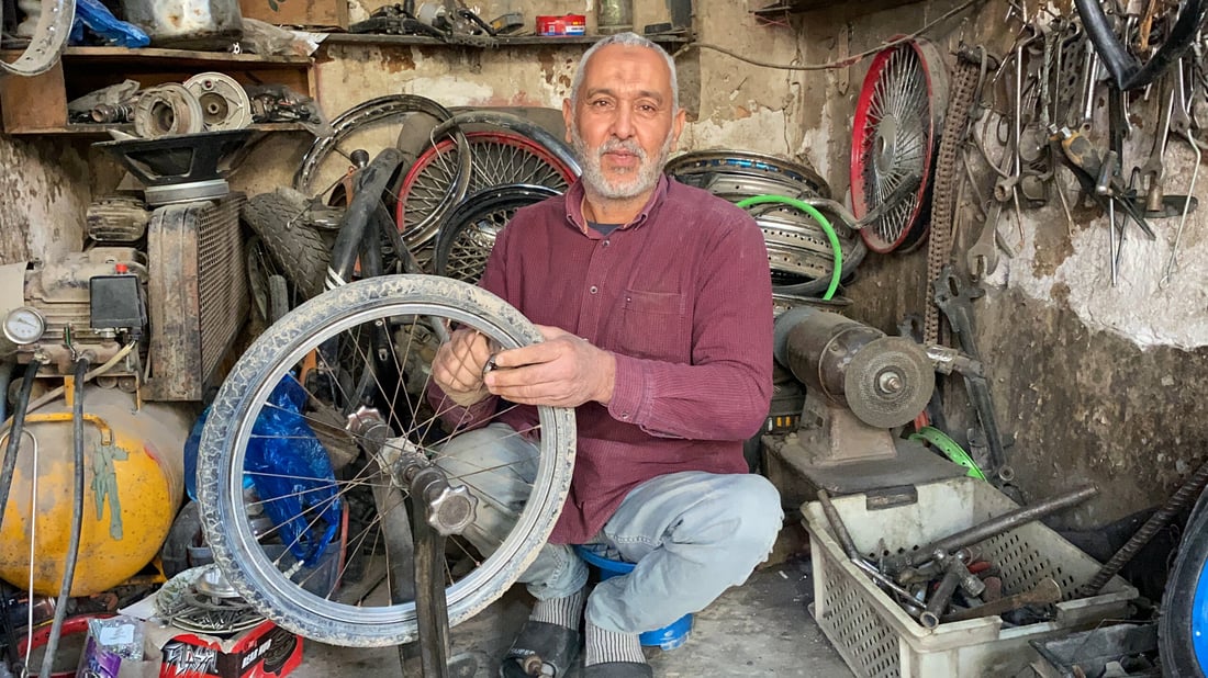 صور:”بايسكلجي” وحيد في الناصرية.. الزبائن يفضلون الدرّاجات الجديدة