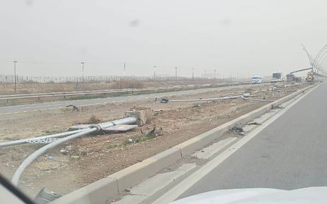 صور: العواصف تقتلع 20 عمود إنارة على طريق بعقوبة.. المشروع لا زال بعهدة المقاول