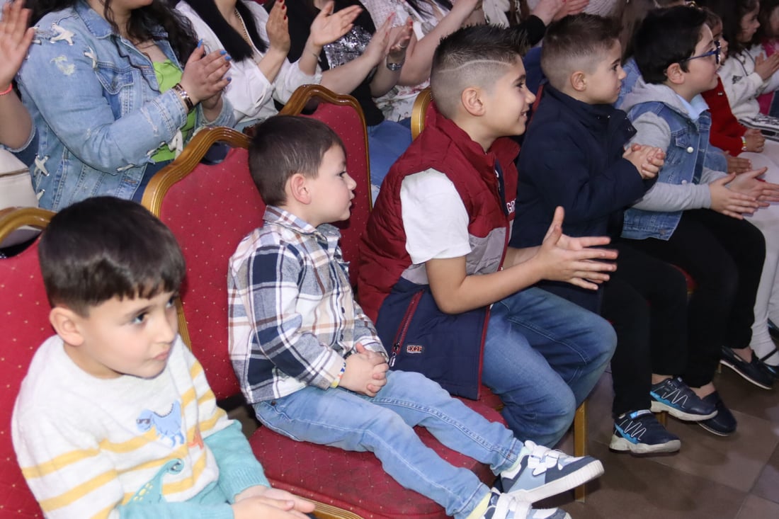 صور: مسرح دمى في عينكاوة احتفالاً بعيد الأم ونوروز والأطفال رقصوا كثيراً