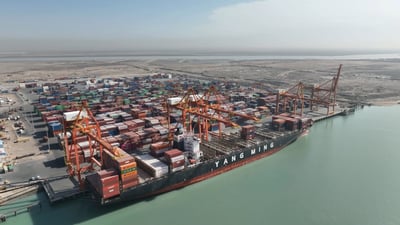 الحكومة تقرر تصفير أجور خزن البضائع في الموانئ وتخفيض عوائد النقل 75%