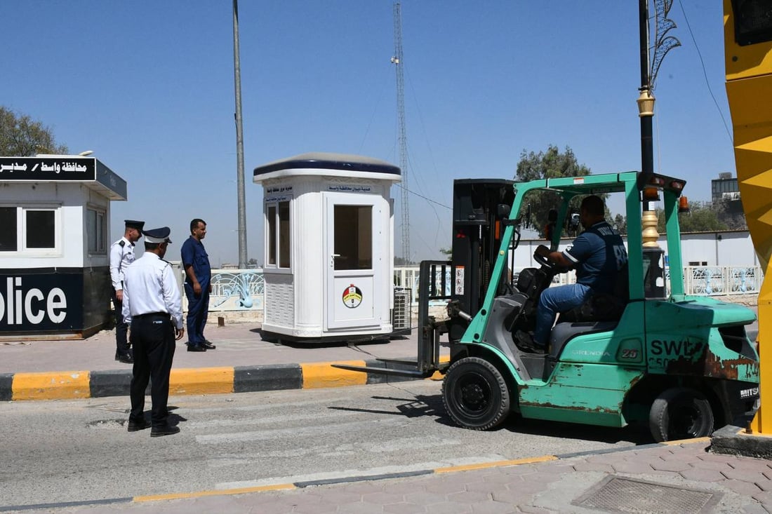 صور: نصب كرفانات مكيفة في تقاطعات واسط.. رجال المرور لن يقفوا تحت لهيب الشمس