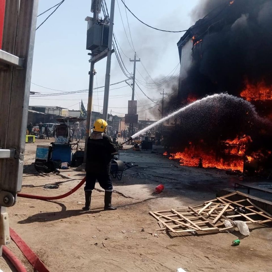 حريق يلتهم محلين في العشار وسط البصرة.. شاهد الدفاع المدني يكافح النيران