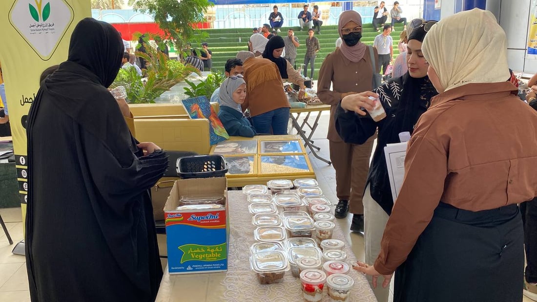 صور من الناصرية: 70 طاولة تعرض منتجات 60 مشاركاً في كلية مزايا