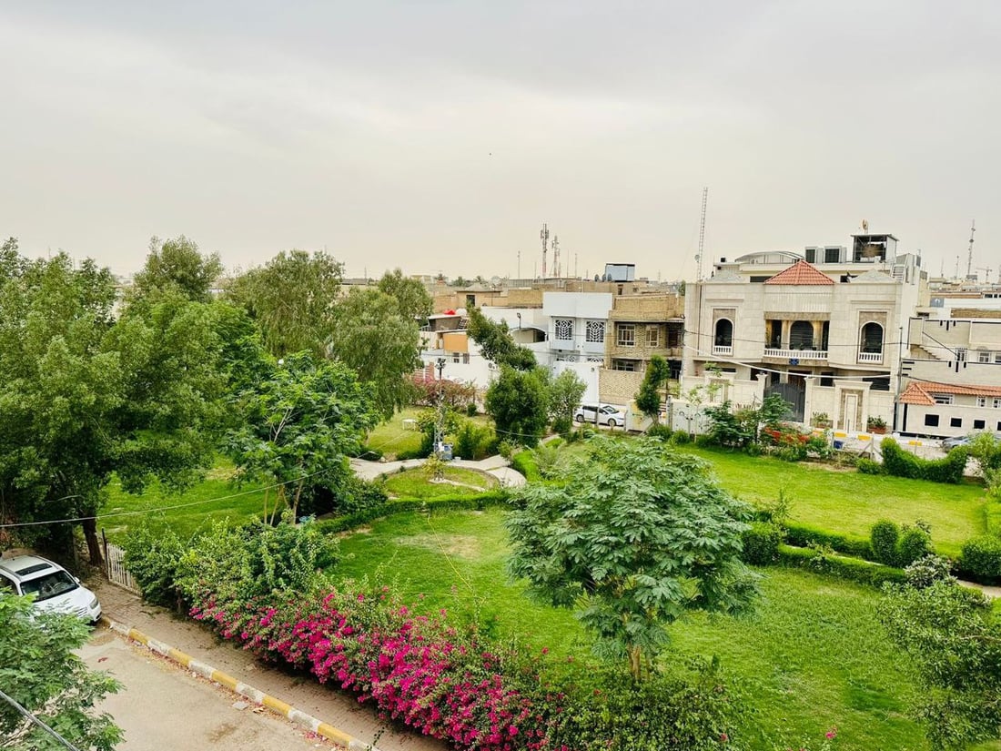 أعطى مفتاحاً لكل عائلة.. شاب كوفي ينشئ للجيران حديقة غنّاء ويحيطها بأبواب محكمة