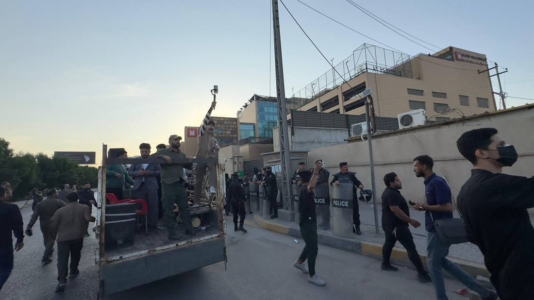 “البصرة مقدسة”.. متظاهرون يحاولون اقتحام فندق الميلينيوم بسبب حفل “الهالوين”