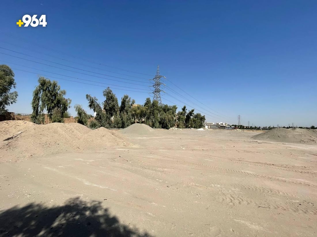 صور “قبل وبعد” لمحيط جامعة الكوفة.. شاب يحول “المزبلة” الى ملاعب ومساحات خضراء