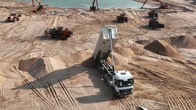 شاهدوا كيف اختفى البحر تحت أطنان السبيس.. 964 تحلق فوق ميناء الفاو (فيديو)