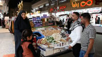 ريبر أبو بكر.. بائع من أربيل يقدّم الحلويات لأهل البصرة ...
