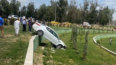 حطم “اللوبات” الجديدة.. سائق “اوبتيما” يفقد السيطرة ويستقر داخل غابات الموصل