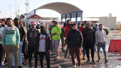 “مدير الموانئ لا يسمعنا”.. متظاهرون يلوّحون بغلق ميناء خور الزبير