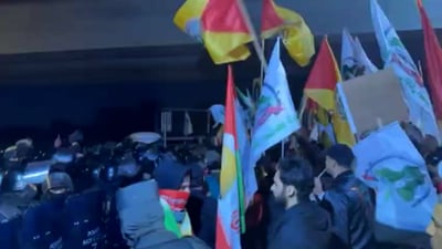 عراقيون يتضامنون مع إيران قرب الخضراء: لا يمكن الفراق (فيديو)