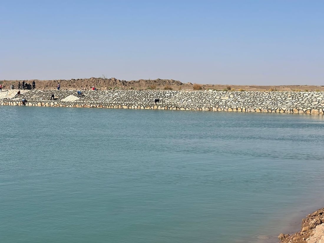 صور من الأنبار: بطانة من الحجر لبحيرة الثرثار.. المياه ستصل إلى دجلة والفرات