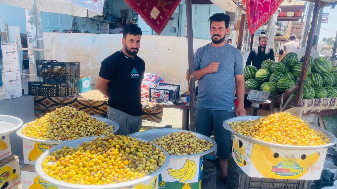 صور: “السعودي” أغلى أنواع الرطب في سوق البصرة و”الأحمر” بـ 1000 دينار فقط