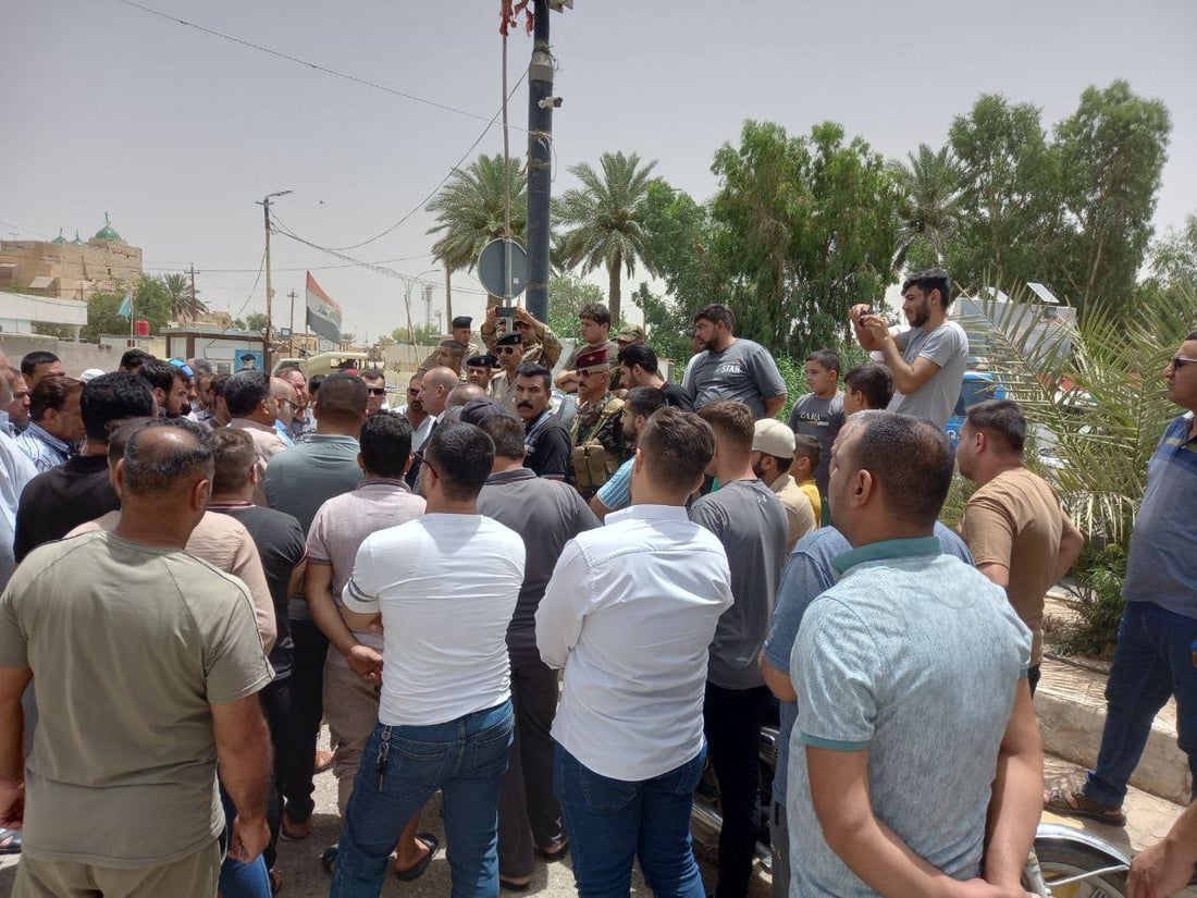 صور: أهالي زين العابدين يغلقون الطريق احتجاجاً على رمي النفايات قرب مقام الإمام