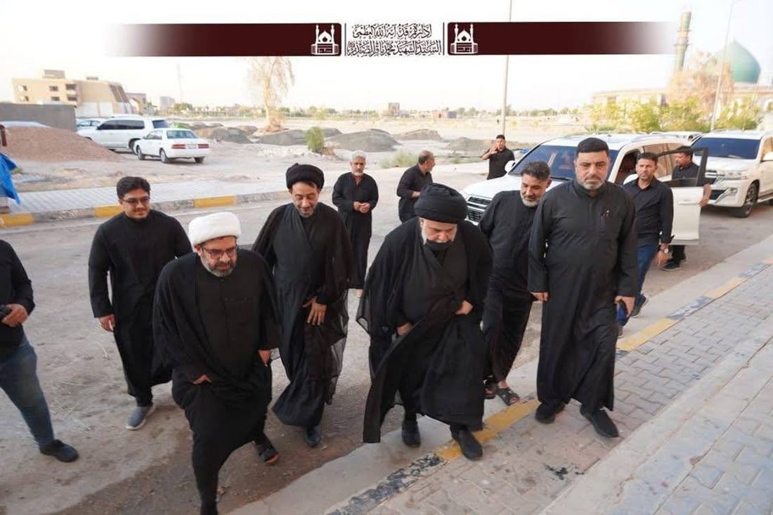 صور: مشاية أفريقيا يزورون الصدر في مرقد والده