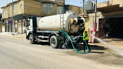 صور: بلدية البصرة تقشط وتكنس في “الِمدَينة” احتفالاً بيوم البيئة