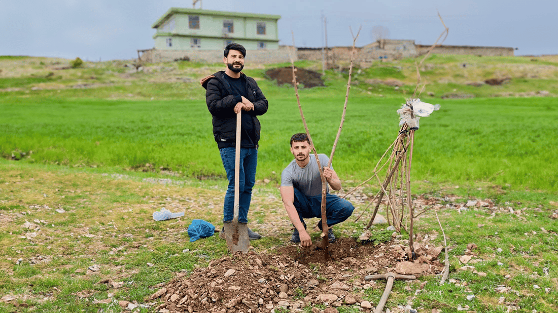  دوو گەنج بە خۆبەخشى رێگاى گوندەکەیان سەوز دەکەن
