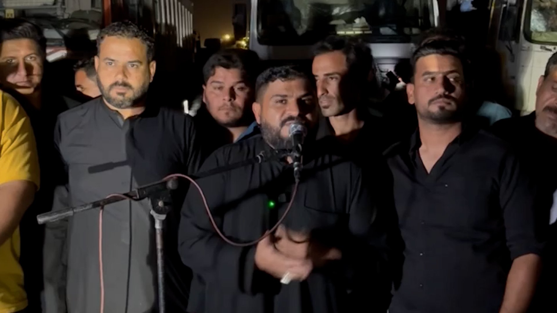 سائقو التريلات بميسان يعتصمون قرب منفذ الشيب: "نعاقب لأننا لم نخضع لترامب"