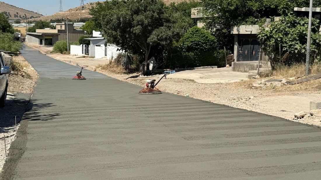 کەسێک 750 مەتری گوندی کانی شەیتان کۆنکرێت دەکات