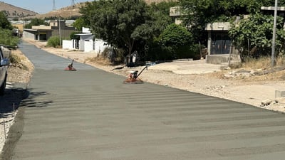 کەسێک 750 مەتری گوندی کانی شەیتان کۆنکرێت دەکات