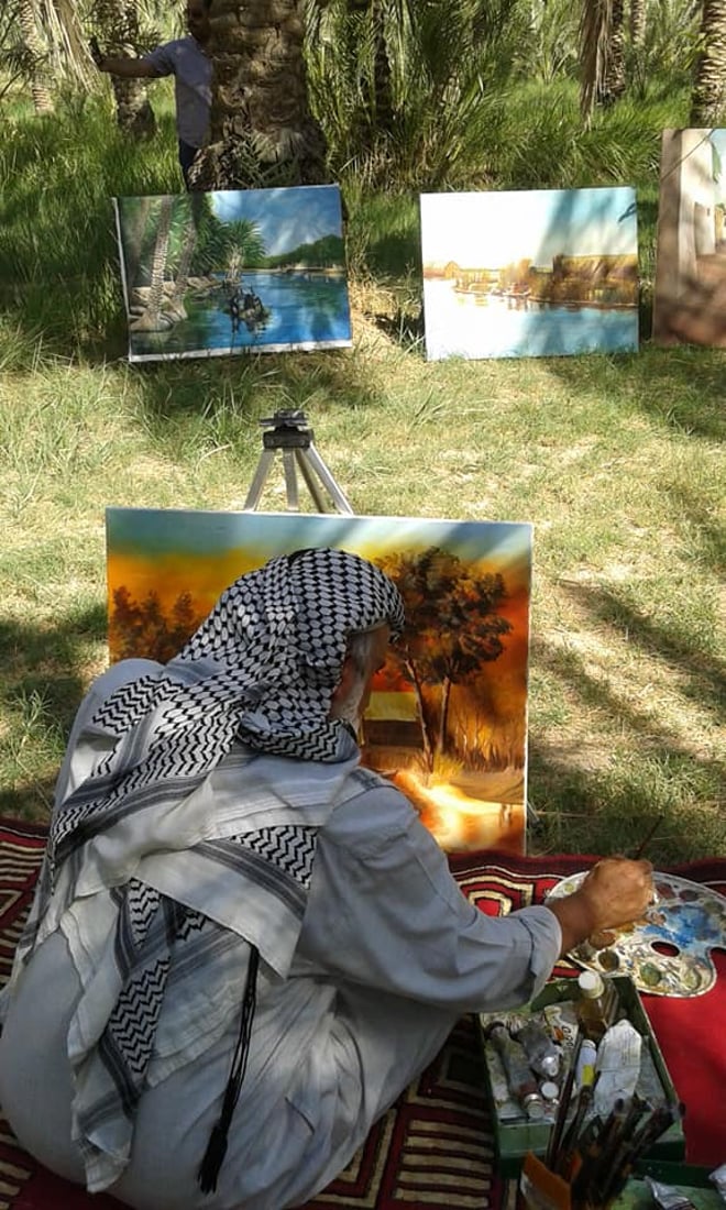 “بالدشداشة والعقال”.. ستيني بموهبة فطرية يُجسّد طبيعة الريف بلوحات عالمية