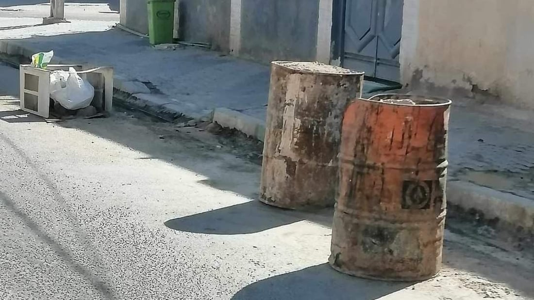صور: لا مكان لركن السيارات في السماوة.. الأهالي وضعوا براميل مليئة بالحجارة