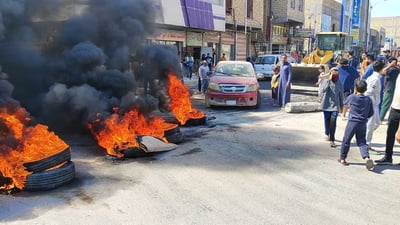 Nasiriyah protestors block main roads with burning tires