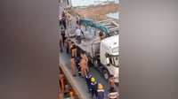 سقوط سيارة من جسر 