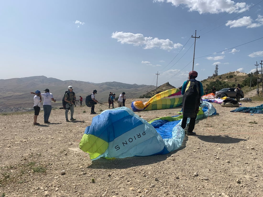 فيديو: 250 عراقياً يطيرون على جبل “هيبت سلطان” بالمناطيد والطائرات الشراعية