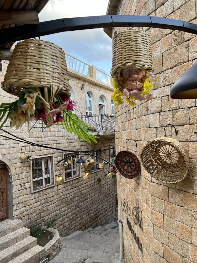 صخرية ومعرضة للانهيار.. لقطات ساحرة من عقرة لبيوت عمرها 1700 عام