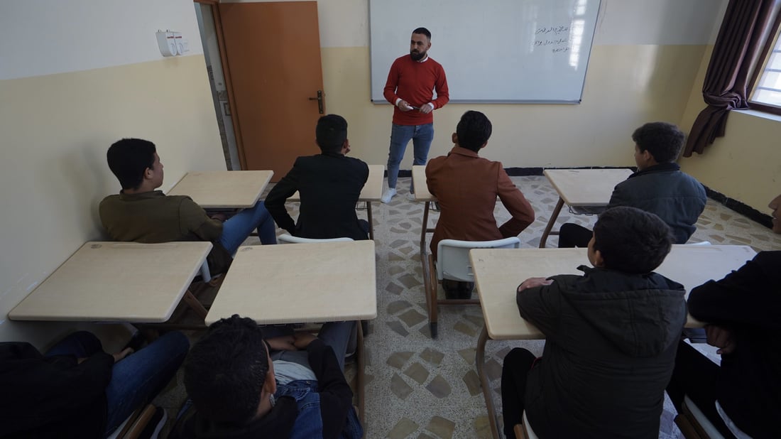 ثانوية مختلطة في حمام العليل ترفع معدلاتها بفضل مدرس متطوع