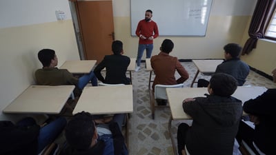 ثانوية مختلطة في حمام العليل ترفع معدلاتها بفضل مدرس متطوع