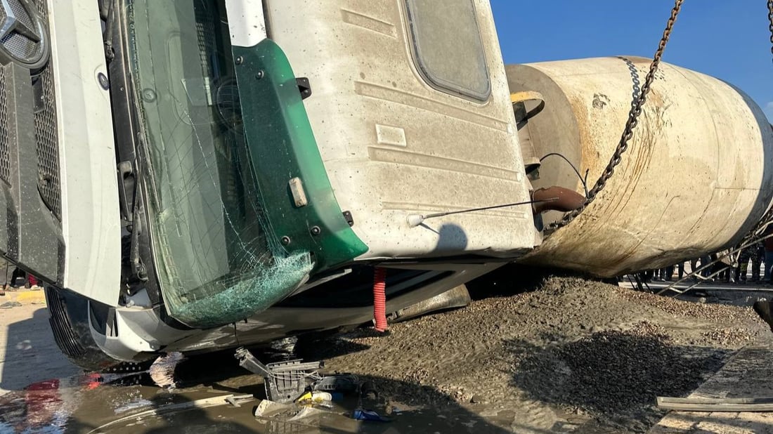 صور: انقلاب “خباطة” وإصابة سائقها في الديوانية