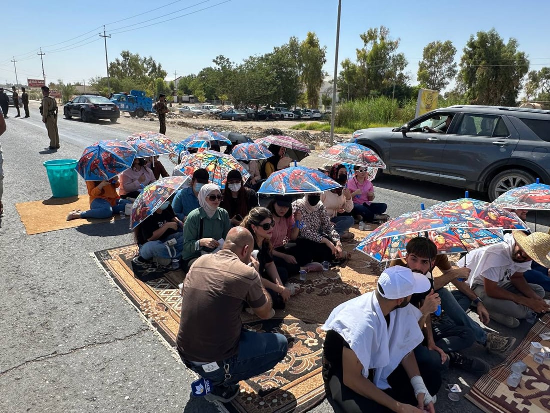 قطع طريق كلار – بغداد.. خريجو جامعة كلار يواصلون احتجاجهم (صور)