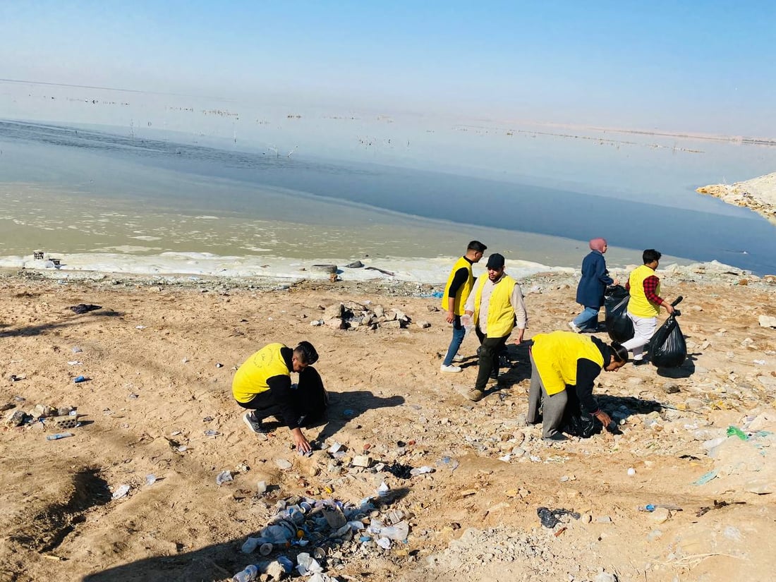 عشرات المتطوعين.. استراحة بحر النجف أجمل بعد حملة اليوم العالمي (صور)