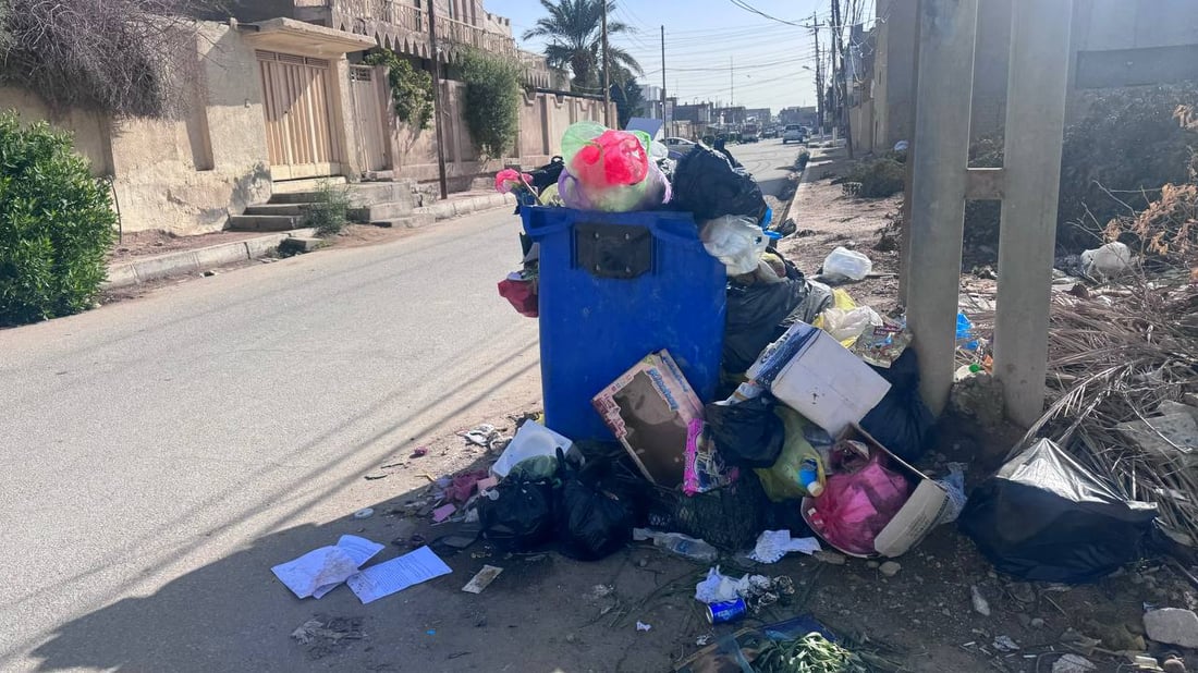 المدير يقود “كابسة”.. بلدية المشخاب تحاول تدارك إضراب عمال النظافة (صور)